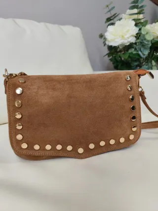 Bolso piel serraje camel tachuelas doradas