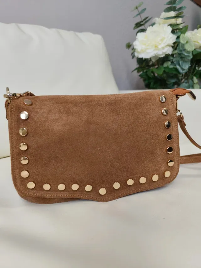 Bolso piel serraje camel tachuelas doradas