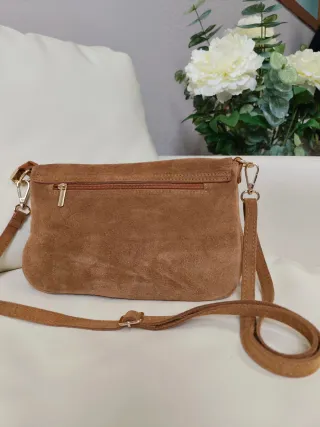 Bolso piel serraje camel tachuelas doradas