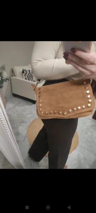 Bolso piel serraje camel tachuelas doradas