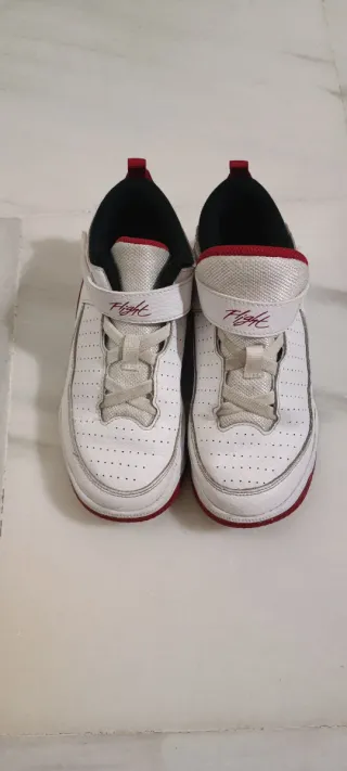 Zapatillas Nike Jordan Blancas y Rojas. Talla 33,5