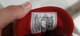 Zapatillas Nike Jordan Blancas y Rojas. Talla 33,5