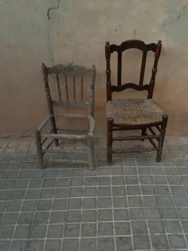 Due vecchie sedie in legno