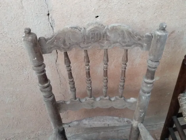 Due vecchie sedie in legno