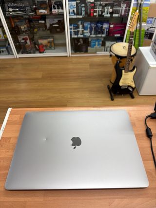 MacBook Pro 2019 16” i9 16GB RAM 2TB SSD