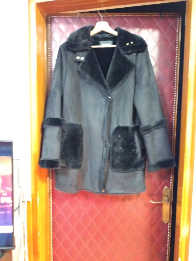 Abrigo negro Stradivarius con pelo