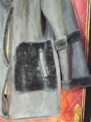 Abrigo negro Stradivarius con pelo