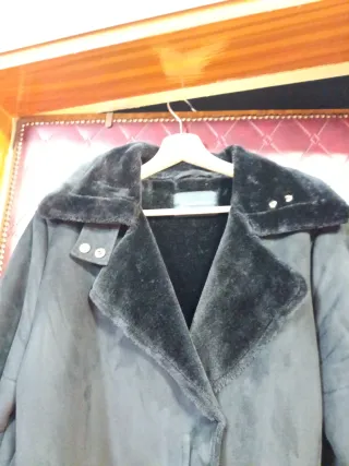 Abrigo negro Stradivarius con pelo