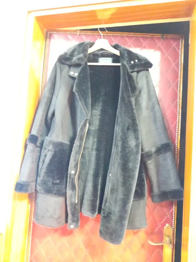 Abrigo negro Stradivarius con pelo