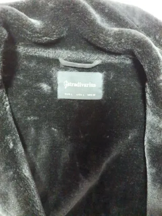 Abrigo negro Stradivarius con pelo