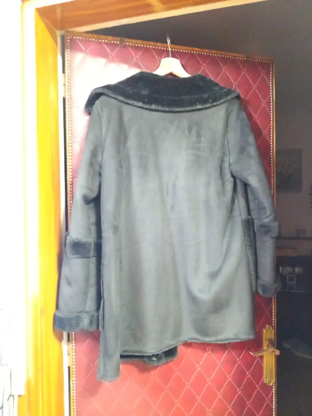 Abrigo negro Stradivarius con pelo