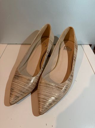 Zapatos de tacón GBbravo beige y dorado