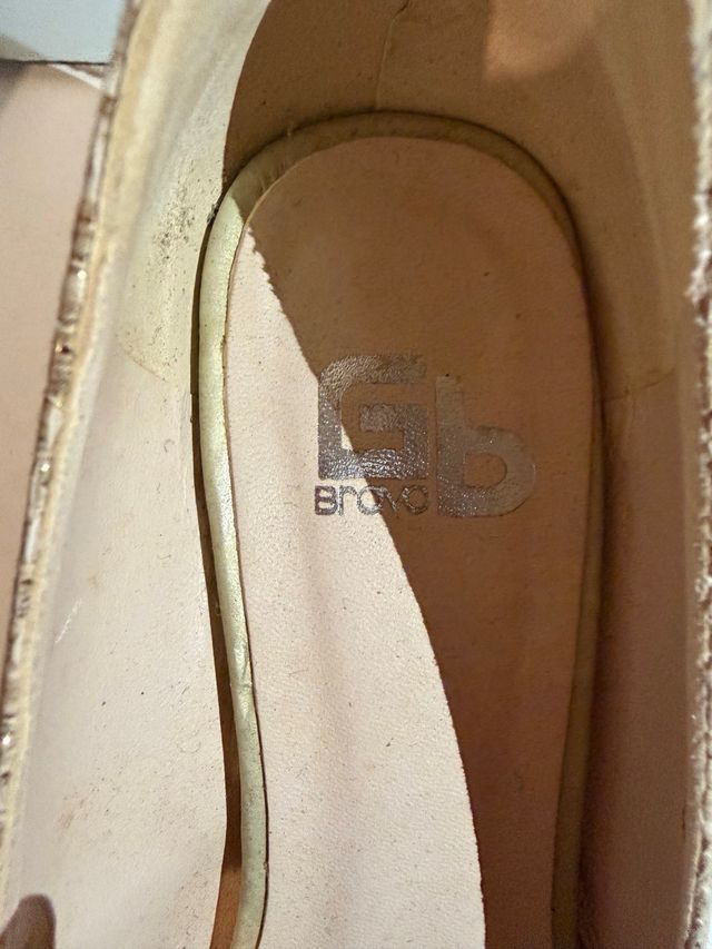 Zapatos de tacón GBbravo beige y dorado