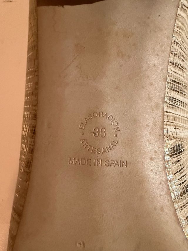 Zapatos de tacón GBbravo beige y dorado