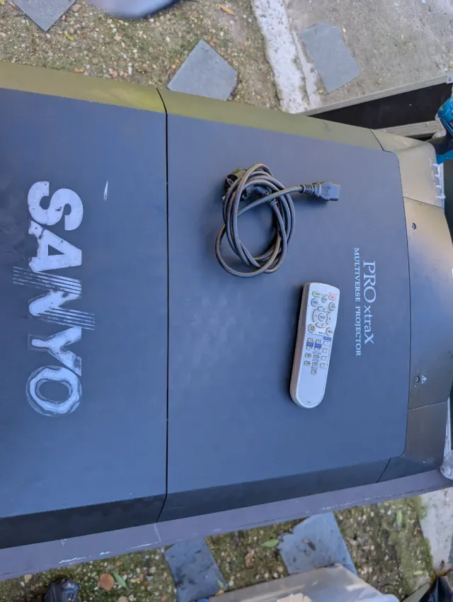 Proyector profesional Sanyo PLC-XF46 a reparar