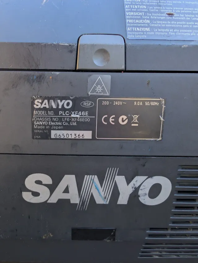 Proyector profesional Sanyo PLC-XF46 a reparar