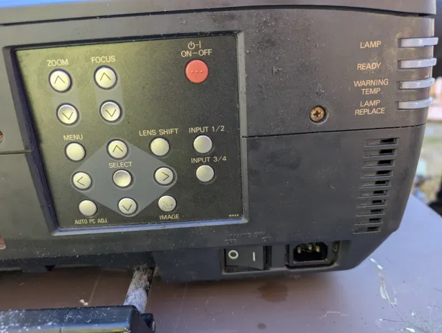 Proyector profesional Sanyo PLC-XF46 a reparar