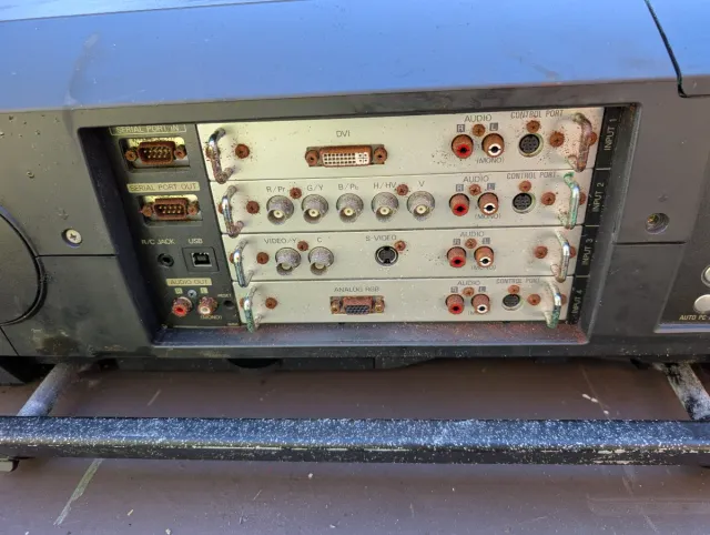 Proyector profesional Sanyo PLC-XF46 a reparar