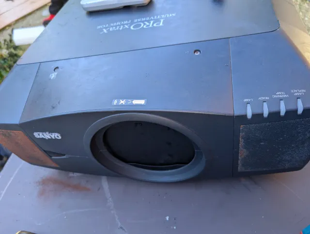 Proyector profesional Sanyo PLC-XF46 a reparar
