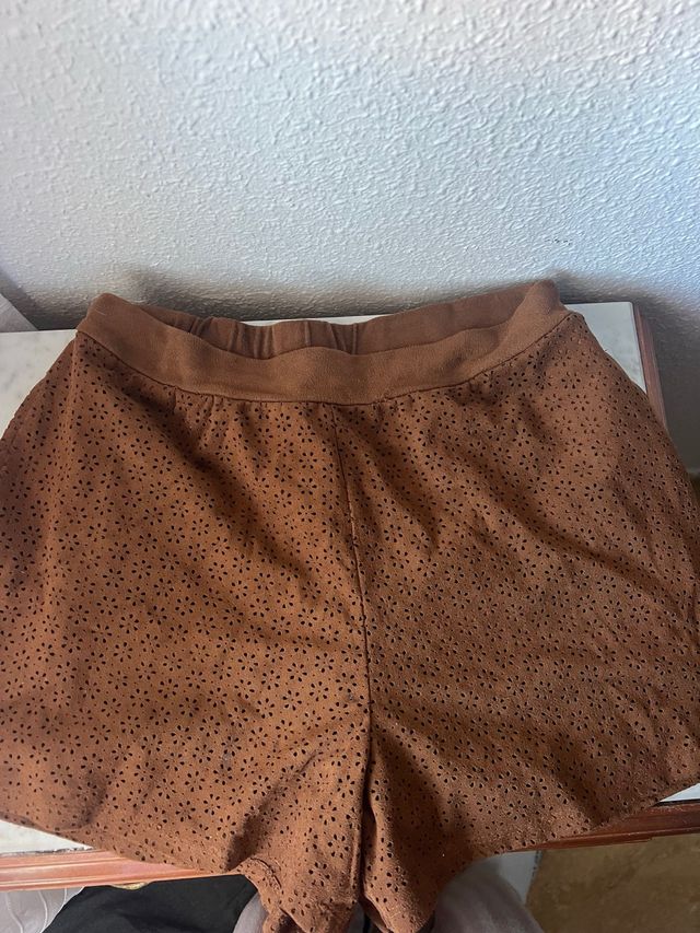 Pantalón corto marrón con una mancha