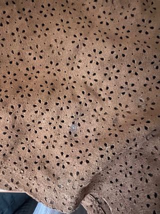 Pantalón corto marrón con una mancha