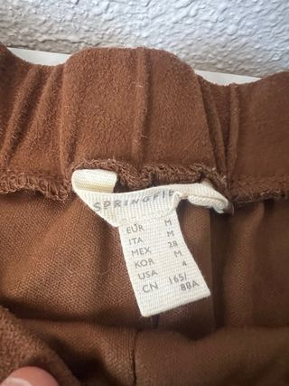 Pantalón corto marrón con una mancha