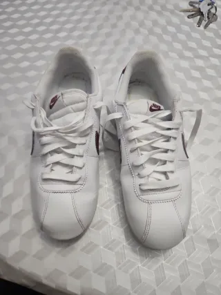 Zapatillas Nike Blancas y Rojas