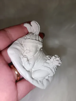 Bimbo dormiente in gesso ceramico
