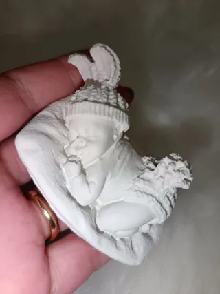 Bimbo dormiente in gesso ceramico