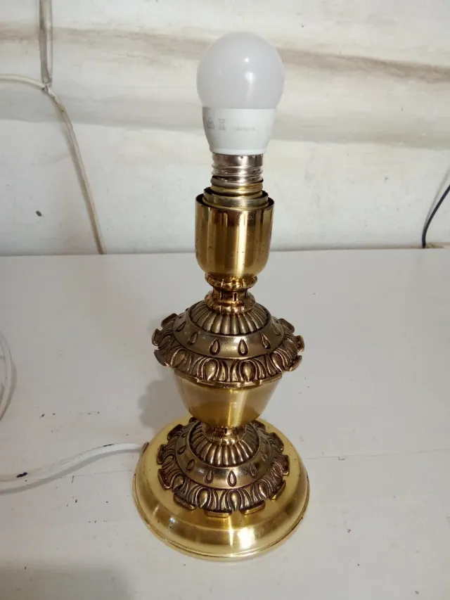 Lampada in ottone con lampadina LED
