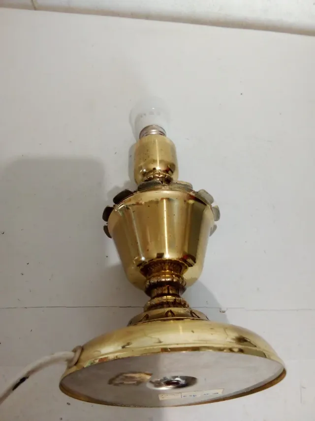 Lampada in ottone con lampadina LED