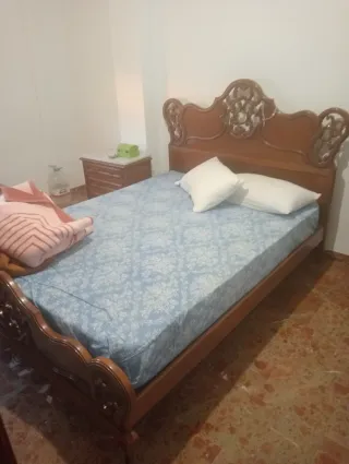 Letto in legno con comodini e cassettiera