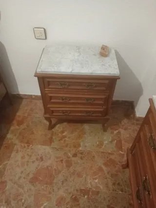 Letto in legno con comodini e cassettiera