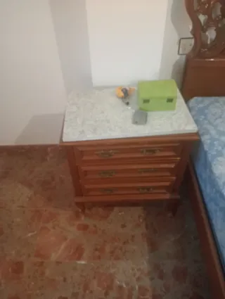 Letto in legno con comodini e cassettiera