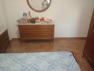 Letto in legno con comodini e cassettiera