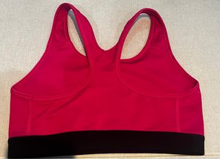 Top deportivo Nike fucsia y negro