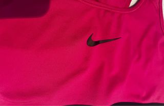 Top deportivo Nike fucsia y negro