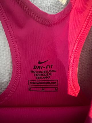 Top deportivo Nike fucsia y negro