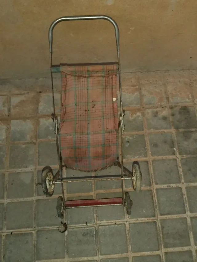 Carrito de muñecas antiguo