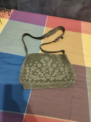 Bolso ante verde con bordado floral