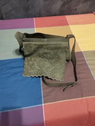 Bolso ante verde con bordado floral