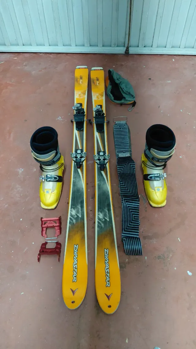 Esquís de travesía Dynastar completo.