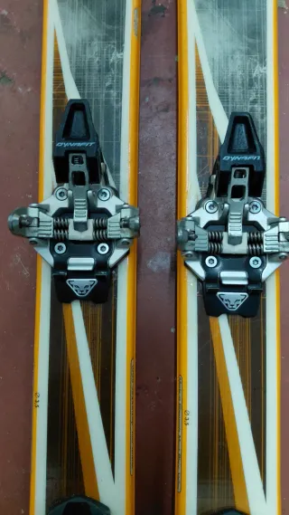 Esquís de travesía Dynastar completo.