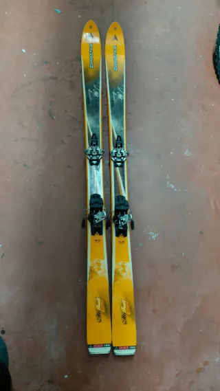 Esquís de travesía Dynastar completo.