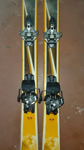 Esquís de travesía Dynastar completo.