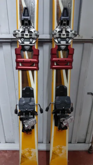 Esquís de travesía Dynastar completo.