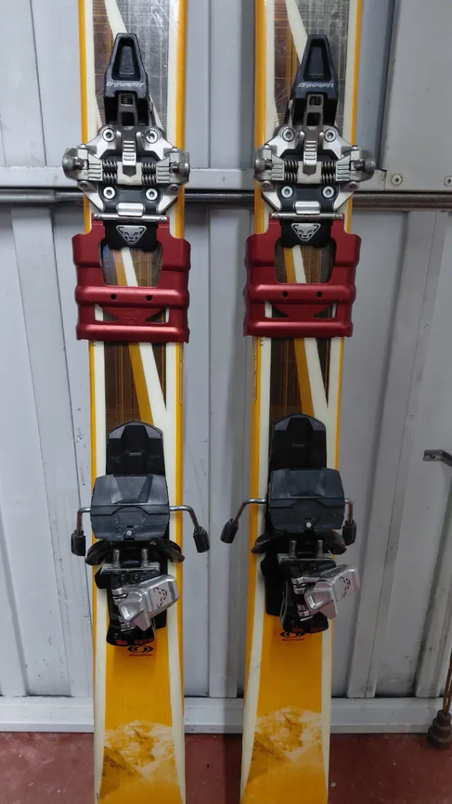 Esquís de travesía Dynastar completo.