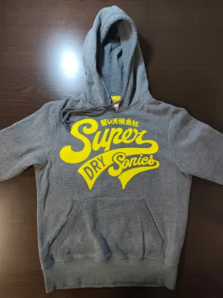 Sudadera Superdry gris con logo amarillo