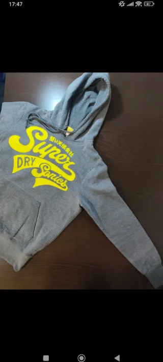 Sudadera Superdry gris con logo amarillo