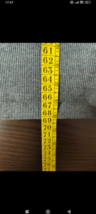 Sudadera Superdry gris con logo amarillo